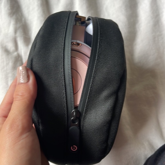 I am selling my beats solo 3. They were worn for a solid 2 months after purchase - Picture 13 of 13